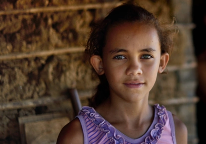 Menina sorrindo para câmera