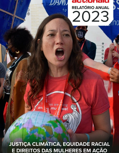 Mulher segurando um globo terrestre em um protesto